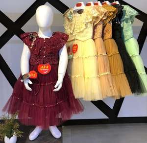 Vestido de satén de lujo para niños con diadema Diseño de secuencia de hilo superior para ropa de fiesta Nueva colección Temporada de primavera - Product Image 1