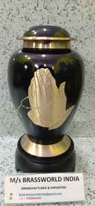 Laiton noir priant main urne fournitures funéraires par Brassworld Inde - Product Image 6