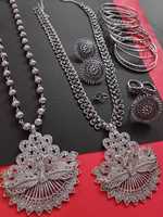 Bijoux indiens Rajvadi Oxi fantaisie et tendance avec 2 ensembles longs, bague, broche de nez, boucles d'oreilles et 10 bracelets Kada en M Creation