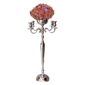 Bougeoir décoratif attrayant à 4 bras pour bougies pilier, idéal pour la décoration de table de mariage et de fêtes - Product Image 1