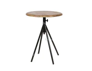 复古工业木制顶部圆形酒吧桌子上，餐饮中心桌子家具，金属细节装饰木顶酒吧的桌子上