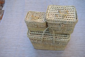 Boîte vintage en feuilles de palmier tressées avec deux poignées et couvercle, motif carré creux Moroccansoul, unisexe - Product Image 6