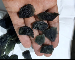 Vente en gros Lot de pierres précieuses très polies Moldavite Pierre brute Spécial Anniversaire Fabrication de bijoux pour l'été - Product Image 2