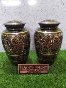Urna de cremación de latón grande de estilo americano en plata negra y Brassworld India Suministros funerarios para adultos - Product Image 6