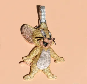 Magnifique pendentif en or plaqué 14 carats à trois pierres personnalisé avec diamant de coupe ronde et clarté VVS, cadeau hip-hop unisexe - Product Image 4