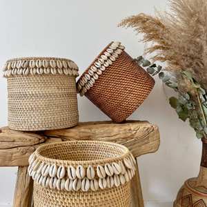 Cesta de ratán hecha a mano con conchas marinas - Product Image 2