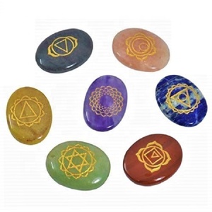 Ensemble de symboles de chakra gravés à sept chakras de forme ovale en cristal avec boîte grossiste de coffret cadeau de chakra de protection emf - Product Image 4
