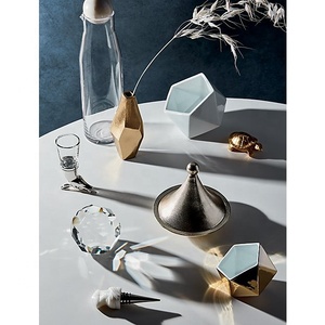 Décoration de table en métal de vase d'or géométrique moderne fait à la main - Product Image 3