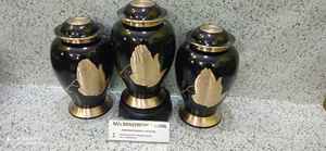 Laiton noir priant main urne fournitures funéraires par Brassworld Inde - Product Image 3