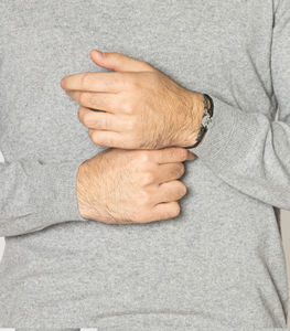 Suéteres tejidos a mano de color gris claro para hombre, manga larga, cuello redondo, hilo de Cachemira pura 100%, suministro ODM de alta calidad hecho en Italia - Product Image 6