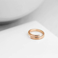 Vente en gros de bague d'enveloppe gravée personnalisée en acier inoxydable plaqué rhodium avec l'initiale du prénom du meilleur ami pour la fête