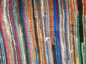 Tela de seda de <span class=keywords><strong>sari</strong></span> multicolor en rollos disponible en varios colores, apta para decoración del hogar y para diseñadores de interiores