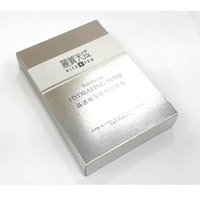 Caja de cartón plegable para suero y crema facial/para ojos, con estampado en lámina dorada, laminación mate, grabado en relieve y materiales reciclados.