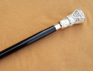 Bâton de marche en bois à belle poignée en relief d'INAM avec pointe en caoutchouc pour les activités de plein air comme la randonnée - Product Image 2