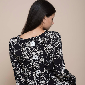 Abito midi nero elegante e formale con scollo a barchetta e bottoni sul retro per donna del marchio italiano. Per la festa - Product Image 4