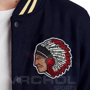 Veste universitaire vintage personnalisable pour homme, hiver, grande taille, doublure polaire, emblème brodé, polyester uni, tricoté en laine - Product Image 3