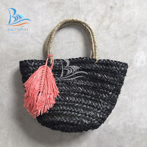 Sac fourre-tout en jonc de mer élégant à poignée unique pour femme avec doublure intérieure en coton et détail de pompon - Product Image 2