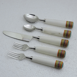 Juego de cubiertos de lujo de diseño personalizado Juego de cubiertos de mango de resina y acero inoxidable Chapado en plata desechable - Product Image 3