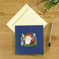 Tarjeta de Felicitación Navideña 3D Pop-Up con Diseño de Santa Claus Decorando un Árbol con Renos