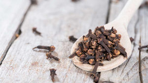 น้ำมันหอมระเหยใบกานพลูธรรมชาติ (Syzygium aromaticum) ผู้ผลิตและส่งออกจำนวนมาก - Product Image 3