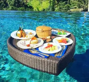 Super deluxe schwimm mahlzeit mit schwimm tablett auf pool