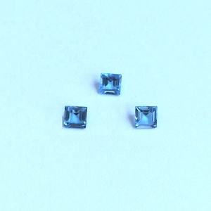 Piedras preciosas sueltas de corte cuadrado facetado de Topacio Azul suizo natural de 10mm - Product Image 3