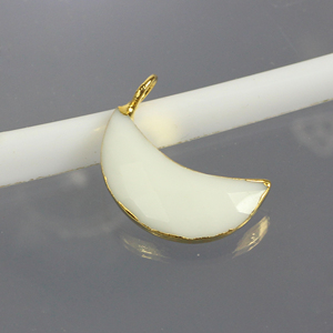Conector de una sola pieza con forma de luna creciente de ágata blanca de 20 x 8 mm, chapado en oro de 14K, colgantes y dijes de moda étnicos unisex - Product Image 1