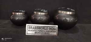 Urne funéraire pour animaux de compagnie de style américain Black Odyssey Silver PAWS par Brassworld, fournisseur de produits funéraires haut de gamme en Inde - Product Image 4