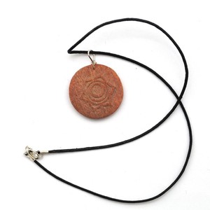 Colgantes con Símbolo del Chakra de Jaspe Rojo a Bajo Precio: Colgantes con Símbolo del Chakra de Jaspe Rojo en Venta - Product Image 1