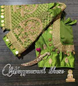 Chemisier prêt à l'emploi en tissu de soie Fentam lourd à la mode avec Codding et Aari Work et Coin Golden Thrad Work Colaction - Product Image 5