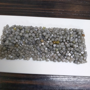 Berlian Industri Belum Dipotong Kasar Alami dari India GEMONE Berlian Kubus Persegi Warna Campuran GD172 Good ZR Tidak Ada, Diakui KPCS