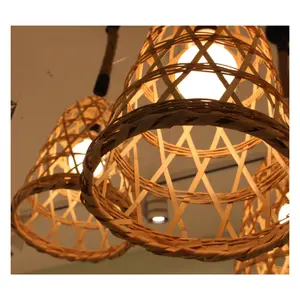 โคมไฟเพดานไม้ไผ่ทำด้วยมือสัมผัสแบบธรรมชาติกับมุมใดๆด้วยโคมไฟตั้งพื้นที่มีสไตล์นี้