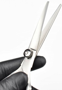 Tijeras de peluquería profesionales de acero inoxidable con borde de maquinilla de afeitar Tijeras de corte de pelo de salón de peluquería afiladas con mango de acero - Product Image 3