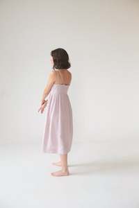 Robe d'été formelle unie en crêpe à col en V et fines bretelles, taille naturelle, coupe droite ample, longueur genou, respirante - Product Image 6