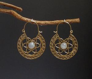 อินเดียขายส่งโบฮีเมียนสไตล์ชาติพันธุ์โบราณเครื่องประดับผู้หญิงมูนสโตนต่างหูห่วงทองเหลืองสำหรับงานแต่งงานงานหมั้น - Product Image 2