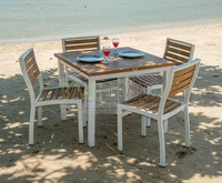 Table de salle à manger d'extérieur minimaliste en teck Catalina Square avec base en fer, fabriquée à la main en Indonésie, pour parcs, restaurants, salons, hôtels, écoles