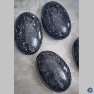 หินนูมไมต์ธรรมชาติคุณภาพพรีเมียม ขัดเงา รูปทรงปาล์ม มีประกายทองแดง เหมาะสำหรับการบำบัดด้วยพลังงาน ความรัก การติดต่อสู่ดิน และการทำสมาธิ จำหน่ายจำนวนมาก - Product Image 5