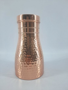 Carafe à eau artisanale en cuivre pur, bouteille en cuivre martelé avec couvercle en verre intégré pour le bien-être et l'hydratation ayurvédiques - Product Image 3