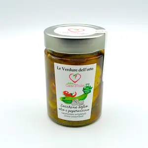 Hergestellt in Italien Zucchini, konserviert in nativem Extra öl mit Knoblauch und Chili-Pfeffer, extra natives Oliven öl als Vorspeise als Belag