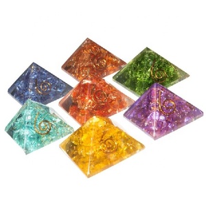 Vente en gros de pyramide orgone à sept chakras onyx avec pierres semi-précieuses indiennes pour la décoration de la maison et l'équilibrage énergétique - Product Image 1