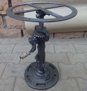 Tabouret à manivelle en fonte de style américain antique réglable à la main avec dessus en bois ancien récupéré pour la décoration de bar ou de salon à la maison - Product Image 6