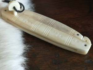 Peigne à barbe en os viking de qualité supérieure avec étui, style religieux en ivoire sculpté, motif animal, couleur naturelle, 10 cm, toucher réel - Product Image 2