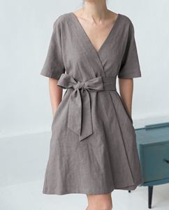 Robe d'été formelle en lin à col en V, coupe trapèze, manches courtes, avec ceinture, couleur unie, respirante, coupe décontractée, en coton brodé - Product Image 1
