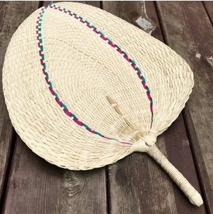 Éventail à main fabriqué à la main avec matériau en bambou naturel, en forme de cœur coloré, en feuille de prunier pour l'été 99GD - Product Image 5