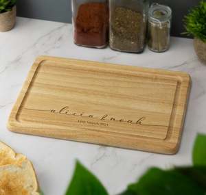 Planche à découper avec nom gravé personnalisé en bois de haute qualité, parfaite pour une utilisation artisanale en cuisine - Product Image 1