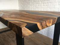 Dernière collection de meubles modernes, table à manger en bois massif avec bord naturel et résine époxy, avec pieds en fer, table à manger pour restaurant et café