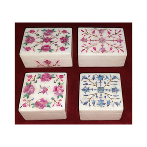 Boîtes à bijoux en marbre blanc de différentes formes, bleues et roses - Product Image 1