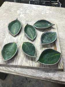 Plateau de service élégant en métal en aluminium avec motif de feuille Parfait pour les ustensiles de cuisine et les fournitures d'hôtel Stockage des aliments de table - Product Image 2