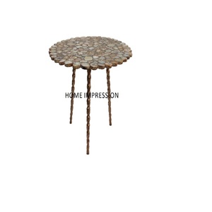 Table d'appoint en métal de qualité supérieure Tables d'appoint en métal perlé de forme incurvée en marbre Table d'appoint décorative de créateur moderne à vendre - Product Image 6