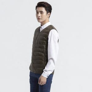 Gilet d'hiver pour homme, col en V profond, matériau en duvet de canard 90/10, léger, sans manches. - Product Image 1